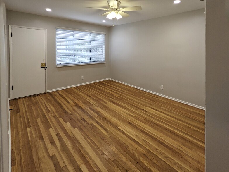 Building Photo - 458 S Oakhurst Dr