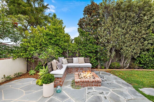 Building Photo - 806 S Ola Vista