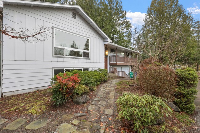 Building Photo - Move in ready Ken Lake home with 4 bedroom...