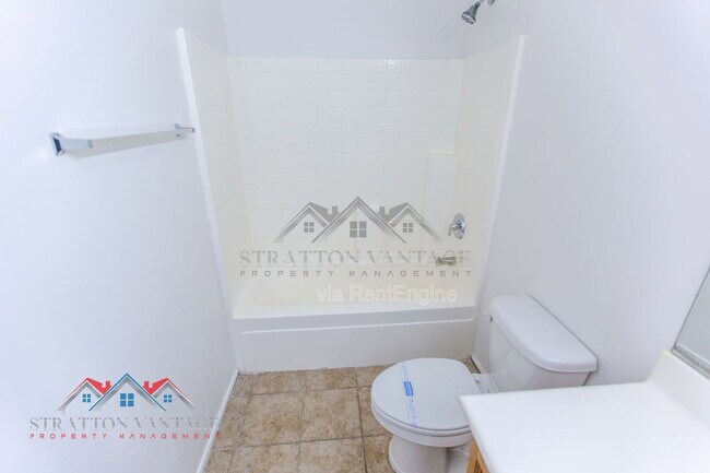 Building Photo - 110 Cholla St