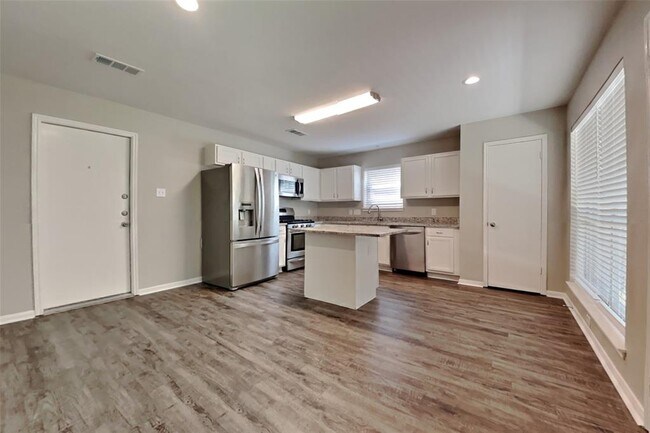 Building Photo - 2403 Pine Cone Dr