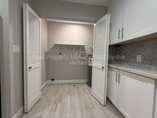 Building Photo - 606 E Royal Palm Square N