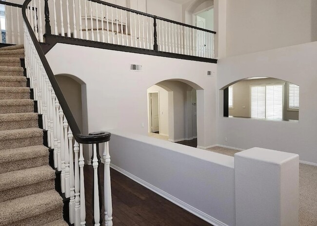 Building Photo - 17 Fontaire