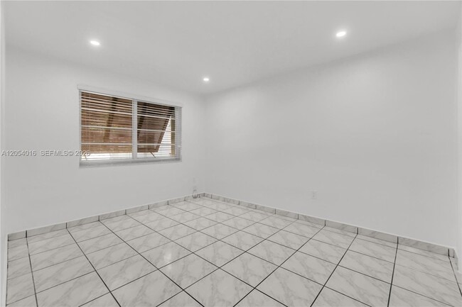 Building Photo - 9354 SW 77th Ave