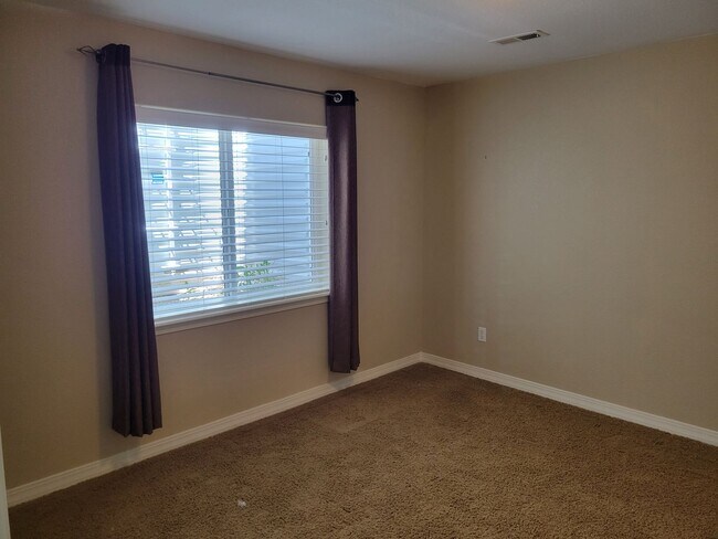 Building Photo - 4 Bed 3 Bath home with A/C and a gas fireplace, Available 5/8! - MileStone Real Estate Services