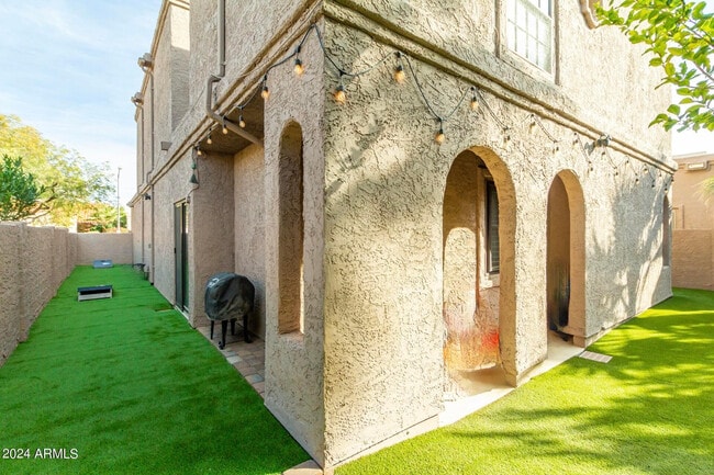 Building Photo - 7558 N Vía De La Luna