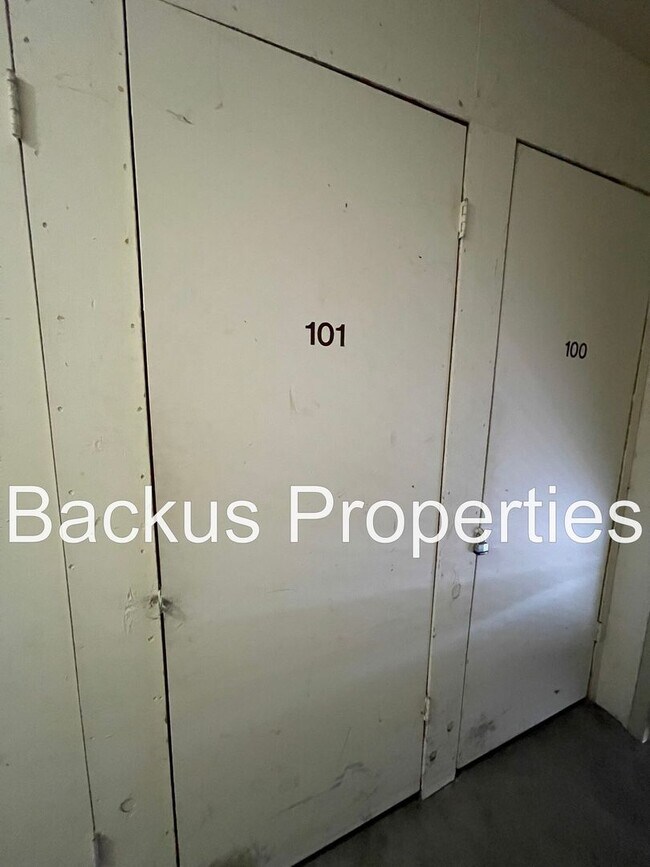 Building Photo - Beautiful two bedroom unit set in hills of Del Rey Oaks