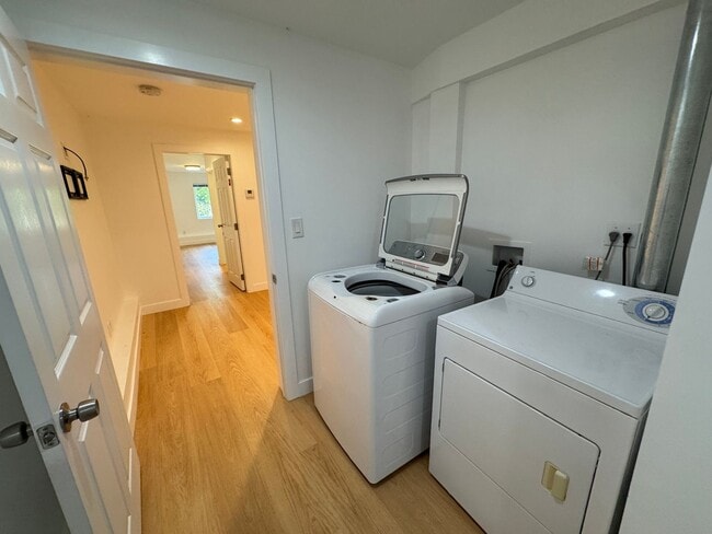 Building Photo - Spacious 5BR/6BA Updated Home with Private...