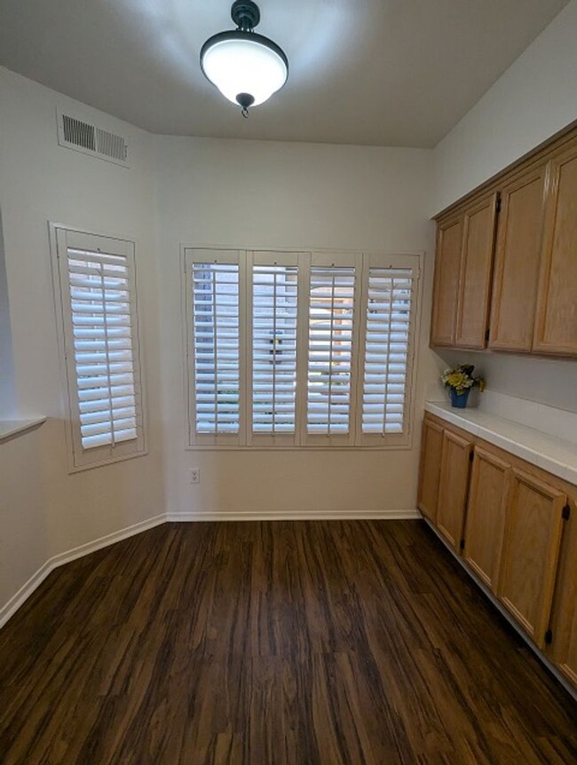 Building Photo - 2Bed 2.5 Bathroom Two Story Townhome at th...