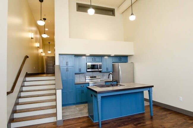 Building Photo - C Street Loft Available Early April!
