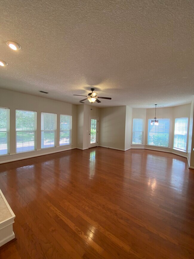 Family room - 105 Marshview Dr