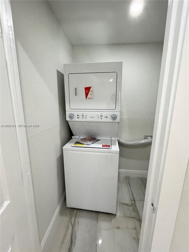 Building Photo - 8011 NW 44th Ct