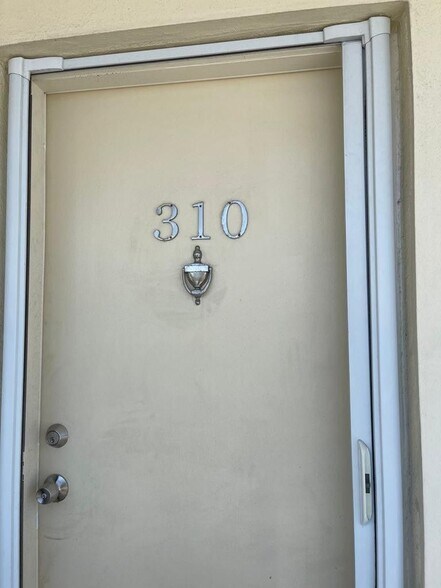 Building Photo - 3915 S Flagler Dr