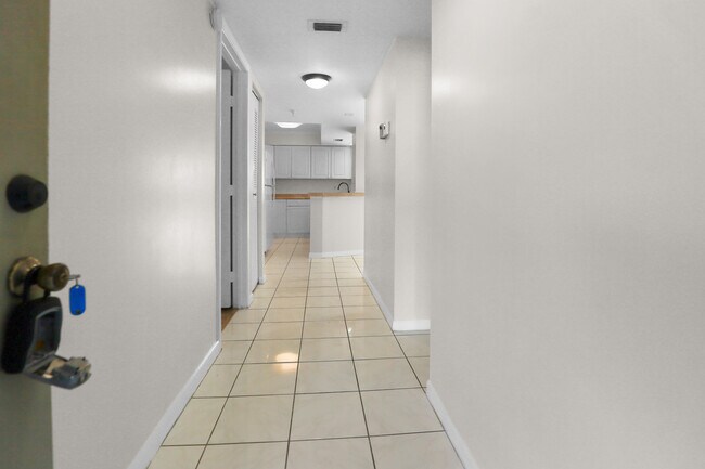 Building Photo - 2112 S Cypress Bend Dr