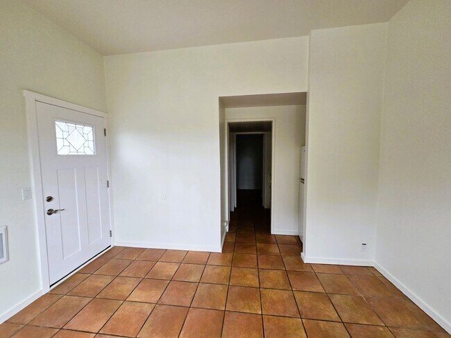 Building Photo - **$500 OFF 1ST MO RENT** 1BD/1BA with priv...