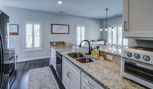 Building Photo - 105 Ridgeline Ln