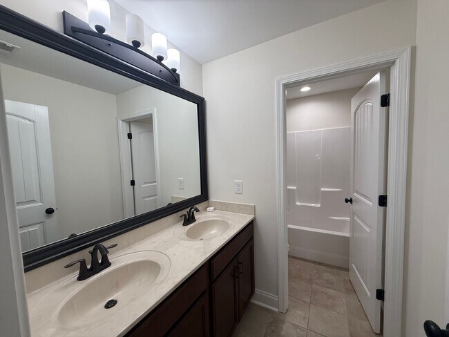 Building Photo - 4 Bedroom Home on a Cul-de-Sac with Lawn Care Included!
