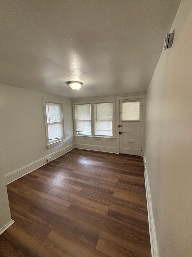 Building Photo - Welcome to your cozy retreat just minutes ...