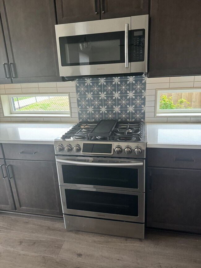Building Photo - Exceptional 3 Bedroom / 2.5 Bath Modern Townhouse