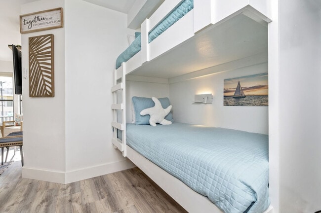 Building Photo - 775 Gulf Shore Dr