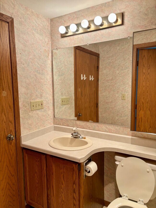 Building Photo - 1626-1628-1628 Wayne St