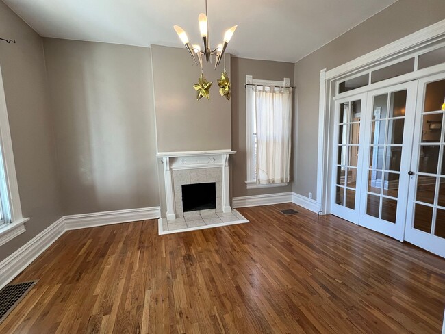 Building Photo - Remodeled and Updated Victorian in Five Po...