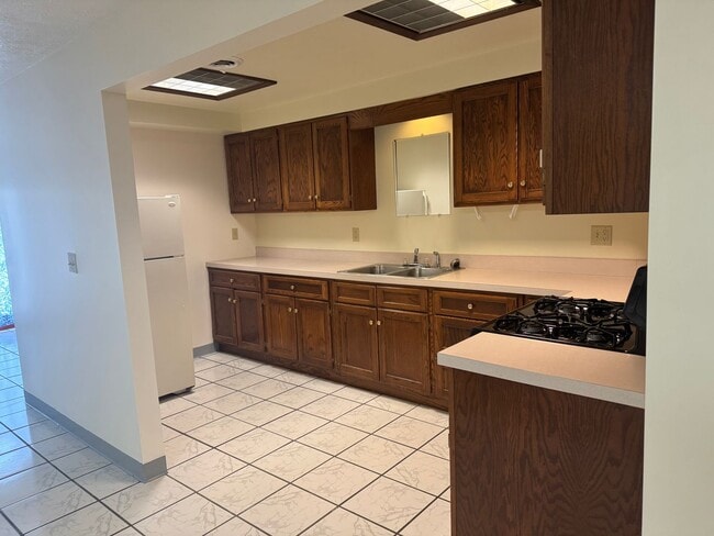 Building Photo - X-Large One Bedroom ground level apartment...