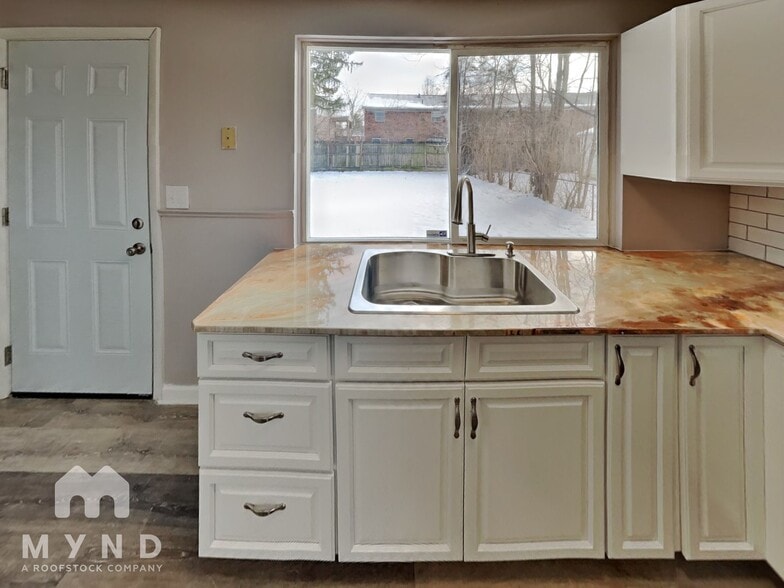 Building Photo - 2270 Cardston Dr