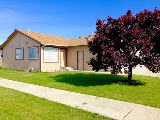 Primary Photo - 2 Bed 1.5 Bath Home on Corner Lot w/ Garag...