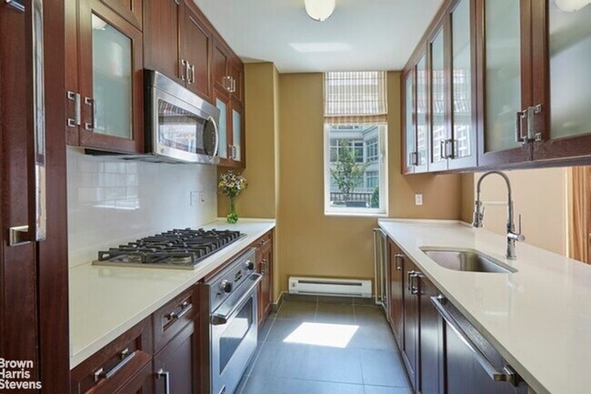 Building Photo - 169 W 76th St