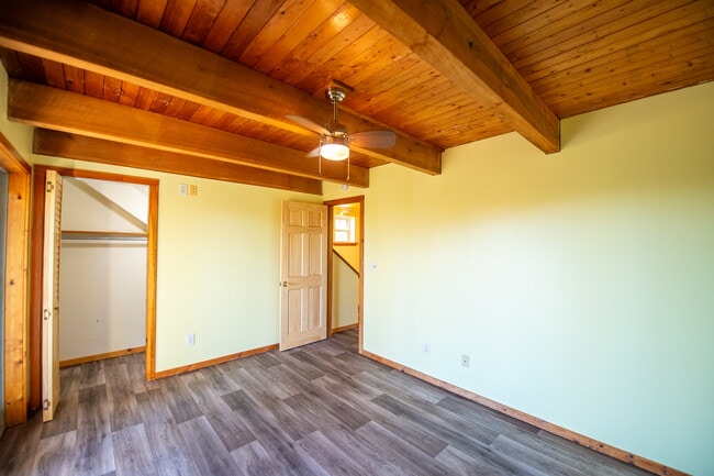 Building Photo - 10644 Peach Ridge Rd