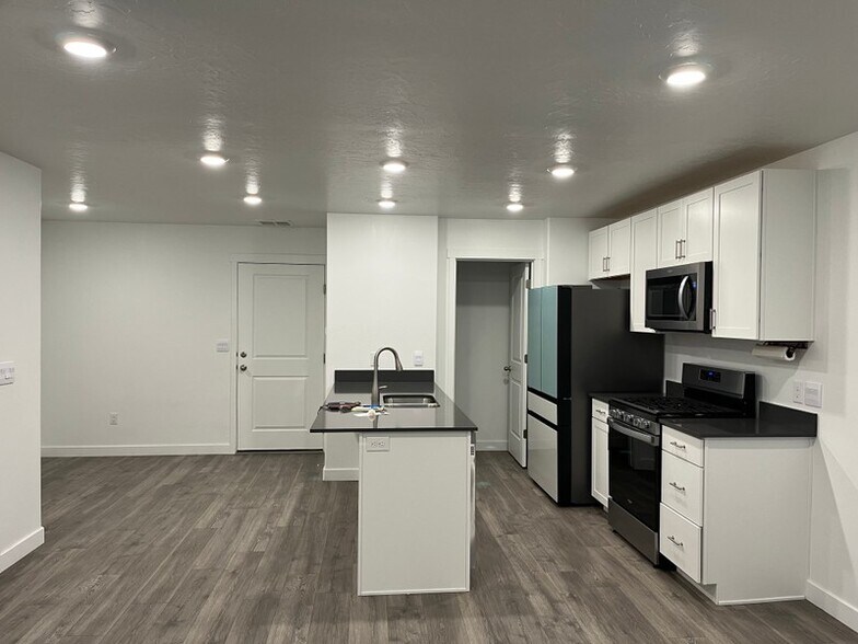 Building Photo - 3757 Cold Spring Dr