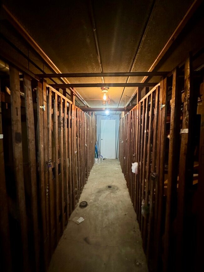 Building Photo - 270 Shorewood Dr