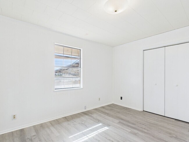 Building Photo - 100 NW Hills Dr