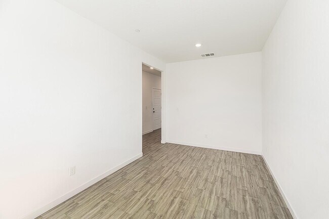 Building Photo - 2844 N Vahe Ave