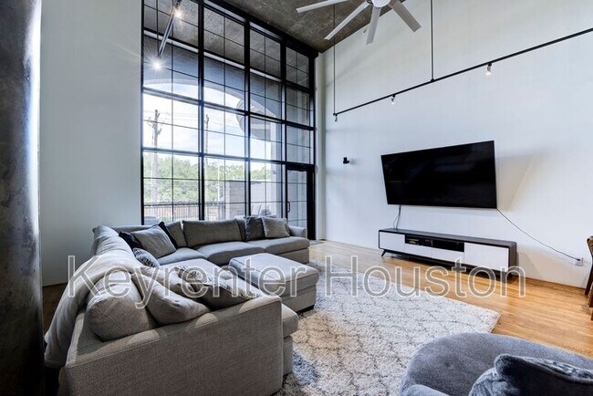 Building Photo - 1005 S Shepherd Dr