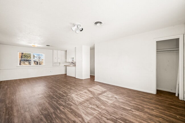 Building Photo - *FIRST MONTH'S RENT FREE* Three Bedroom Home in Quiet Neighborhood