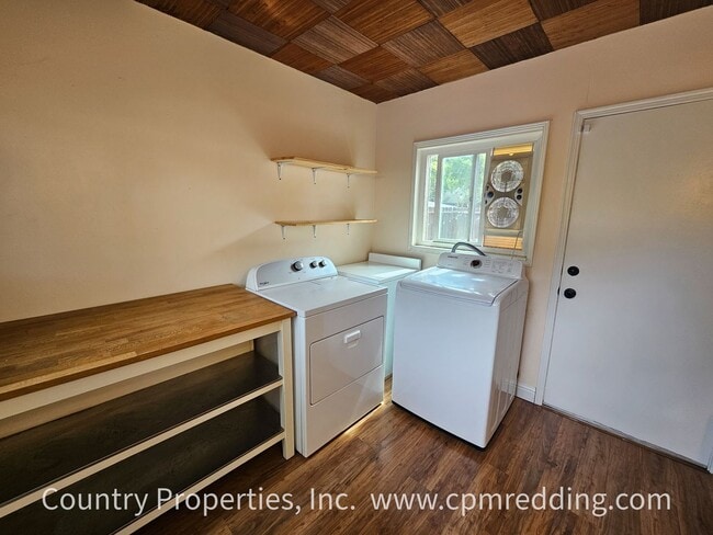Building Photo - Charming Downtown House with Modern Amenit...