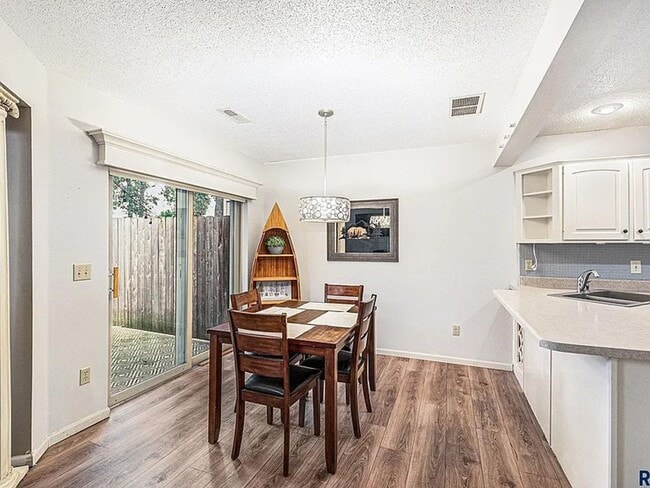 Building Photo - Charming 3-Bedroom Twin Home — 904?E?Jane?...