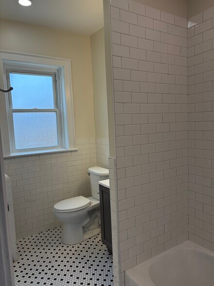 Front Full Bath - 116 Keeney St