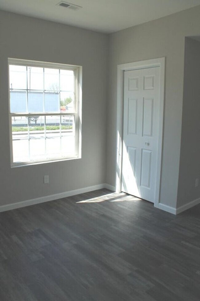 Building Photo - Modern Elegance Meets Comfort – Fully Remodeled 4BR/2BA Dream Home!