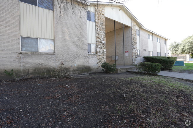 Building Photo - Courtyard Apartments