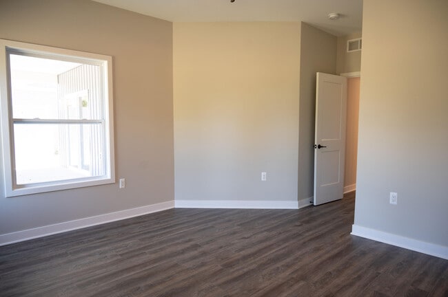 Building Photo - 8441 Oak Shade Cir