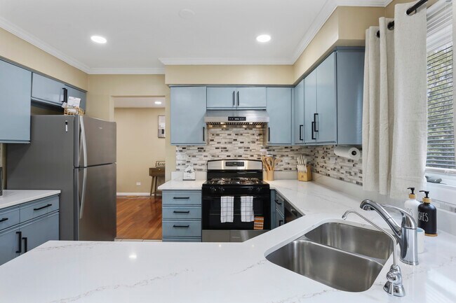 Building Photo - 1356 Larchmont Dr