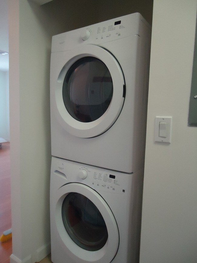 Building Photo - 1395 NE 33rd Ave