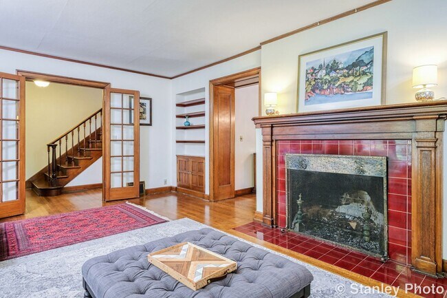 Building Photo - Rare Find! Eastmoreland 5 Bed/4 Bath Home with 3 Car Garage
