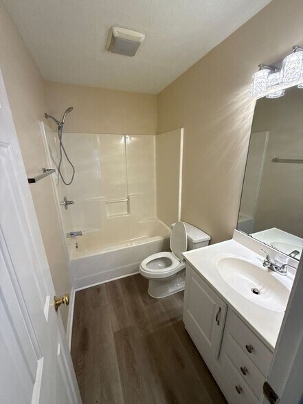 Building Photo - 517 N Pine Ln