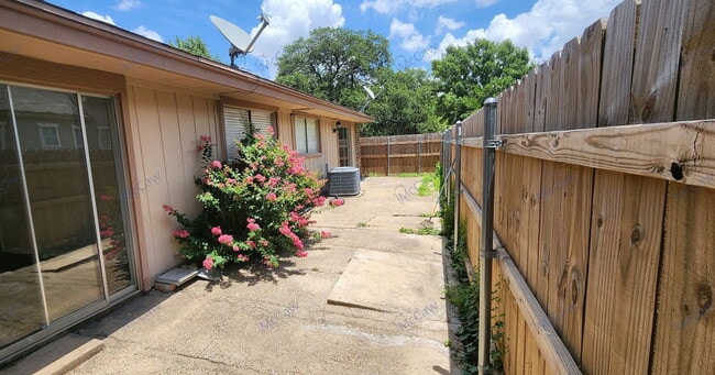 Building Photo - 4402 Tophill Ln