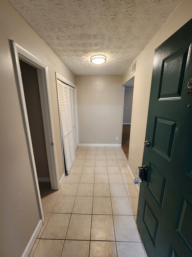 Building Photo - 9400 Roberts Dr