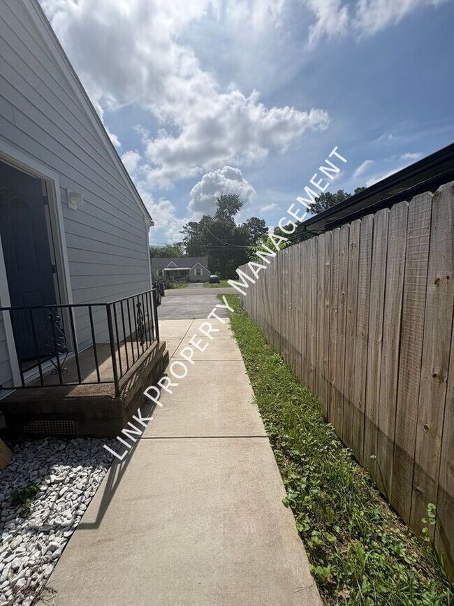Building Photo - 123 Sequoia Dr